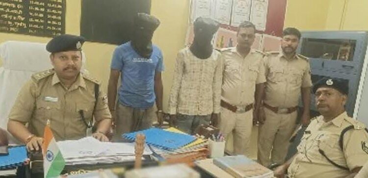अपराध की योजना बना रहे तीन बदमाशों को अवैध हथियार के साथ पुलिस ने किया गिरफ्तार
