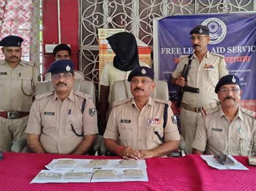 बंगाल से बिहार लाई जा रही स्मैक जब्त, तस्कर गिरफ्तार:60 लाख रुपए बताई जा रही कीमत, मधेपुरा में घर की तलाशी लेने के दौरान धराया