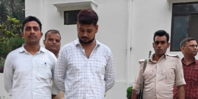 तीस हजार घूस लेते धरा गए ‘बाबू’, निगरानी ने जाल बिछाया और सड़क किनारे रिश्वत लेते टांग लिया