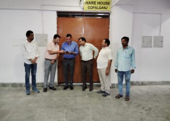 जिलाधिकारी गोपालगंज पवन कुमार सिन्हा ने वेयरहाउस का किया मासिक औचक निरीक्षण