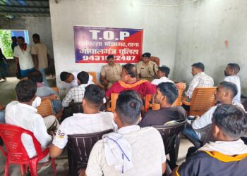 गोपालगंज :- मांझा थानाध्यक्ष राजीव कुमार सिंह के नेतृत्व में TOP धर्मपरसा में महावीरी जुलूस एवं चेहल्लुम को लेकर स्पॉट मीटिंग आयोजित, शांति