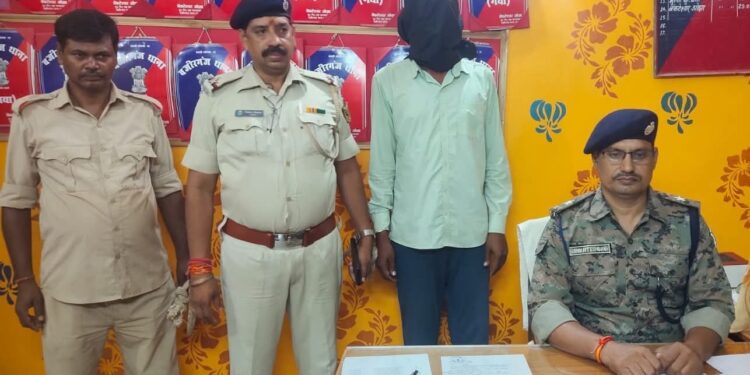 वजीरगंज थाना में 11 साल से फरार नक्सली गिरफ्तार:एसटीएफ टीम और पुलिस बल ने एक व्यक्ति को हिरासत में लिया