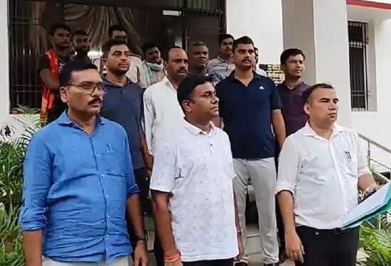 निगरानी की टीम ने घुसखोर प्रखंड शिक्षा पदाधिकारी को किया गिरफ्तार, शिक्षक से इस काम के लिए एक लाख रूपये मांगी थी रिश्वत