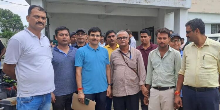 उद्योग विभाग के एमएसएमई मित्र मो. मुसाहिद को निगरानी की टीम ने 15 हजार रुपये रिश्वत लेते किया गिरफ्तार