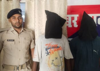 फाइनेंस के नाम पर झांसा देकर ठगने वाले दो गिरफ्तार:नवादा में साइबर पुलिस का एक्शन, 4 मोबाइल और 2 बाइक जब्त