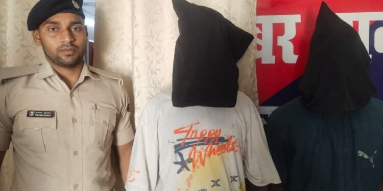 फाइनेंस के नाम पर झांसा देकर ठगने वाले दो गिरफ्तार:नवादा में साइबर पुलिस का एक्शन, 4 मोबाइल और 2 बाइक जब्त