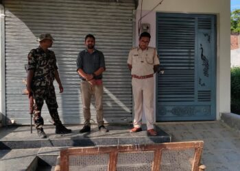 खबर का दिखा असर,अंचलाधिकारी अनुभव राय व थानाध्यक्ष रजनीश पांडे ने संयुक्त रूप से झोलाछाप डॉक्टर के क्लिनिक को किया सील।