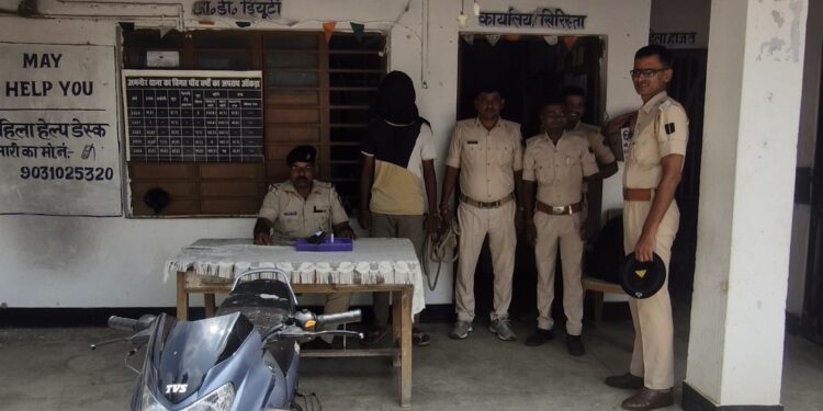 अमनौर थानान्तर्गत अवैध हथियार बरामद कर 01 अभियुक्त को किया गया गिरफ्तार