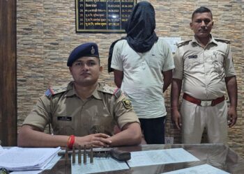 गोपालगंज :- एक देसी कट्टा एवं पांच जिंदा कारतूस के साथ एक अभियुक्त गिरफ्तार एवं दो फरार।
