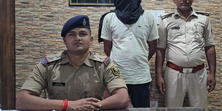 गोपालगंज :- एक देसी कट्टा एवं पांच जिंदा कारतूस के साथ एक अभियुक्त गिरफ्तार एवं दो फरार।