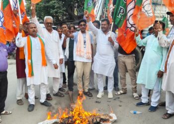 कांग्रेस सासंद राहुल गांधी का भाजपा द्वारा बड़हरिया थाना चौक पर पुतला दहन किया गया