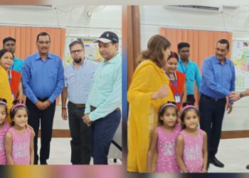 गोपालगंज :- जिला पदाधिकारी कार्यालय में दत्तक ग्रहण नियमावली 2022 के तहत आज अमेरिका के एकल दंपति को दो बालिकाएं सुपुर्द।