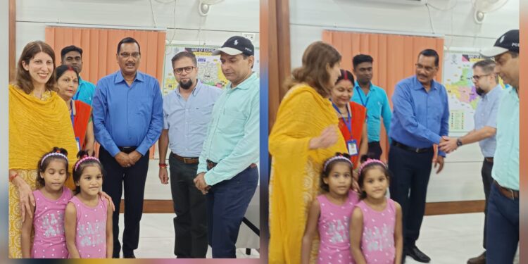 गोपालगंज :- जिला पदाधिकारी कार्यालय में दत्तक ग्रहण नियमावली 2022 के तहत आज अमेरिका के एकल दंपति को दो बालिकाएं सुपुर्द।