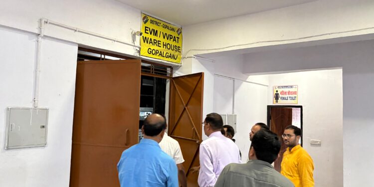 गोपालगंज जिला पदाधिकारी पवन कुमार सिन्हा ने किया वेयरहाउस का त्रैमासिक औचक निरीक्षण