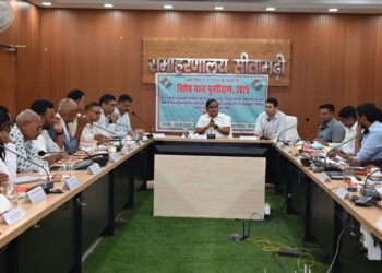 निर्वाचक सूची प्रेक्षक —सह— आयुक्त ,तिरहुत प्रमंडल श्री राजकुमार के प्रथम भ्रमण के दौरान जिला निर्वाचन अधिकारी, निर्वाचक निबंधन अधिकारियों एवं मान्यता प्राप्त राजनीतिक दल के प्रतिनिधियों के साथ आज विमर्श सभा कक्ष में बैठक की गई।