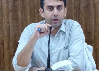 समाहरणालय स्थित विमर्श सभा कक्ष में जिलाधिकारी रिची पांडेय की अध्यक्षता में प्रधानमंत्री सूर्य घर मुफ्त बिजली योजना के अंतर्गत मॉडल सोलर ग्राम के चयन से संबंधित जिला स्तरीय समीक्षा बैठक आयोजित की गई