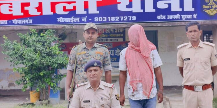 गोपालगंज :- गुप्त सूचना पर बरौली थानाध्यक्ष अनिमा राणा वाहन जांच के दौरान प्रेम नगर आश्रम के पास से चोरी की मोटरसाइकिल पर सवार एक युवक को गिरफ्तार किया