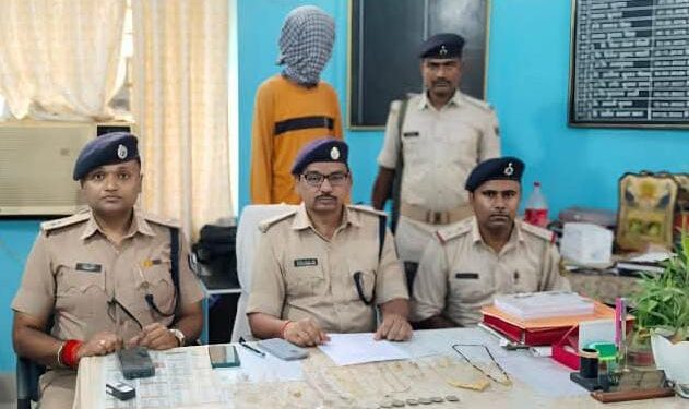 चोरी के जेवर का बंटवारा करते दो चोरों को पुलिस ने दबोचा