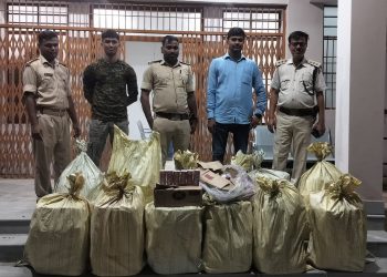गोपालगंज :- उत्पाद पुलिस ने गंडक नदी से भारी मात्रा में शराब किया शराब जब्त।