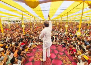 बिहार बदलाव यात्रा’ के तहत गोपालगंज आए जन सुराज के सूत्रधार प्रशांत किशोर, हथुआ के सबेया एयरपोर्ट मैदान में जनसभा को किया संबोधित