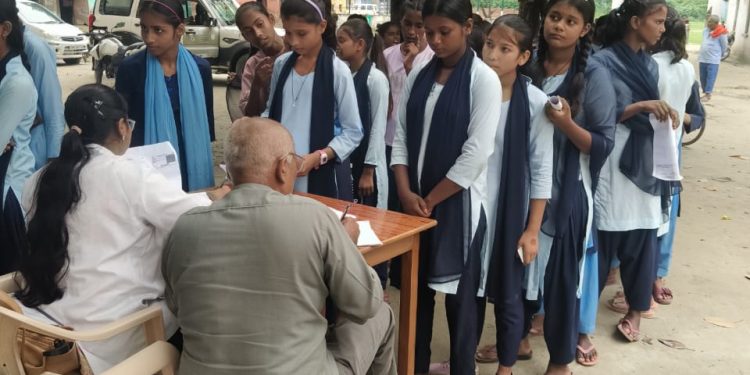 स्कूल पढ़ने वाली छात्राओं को यूनिसेफ के द्वारा एचपीवी का टीका दिया गया