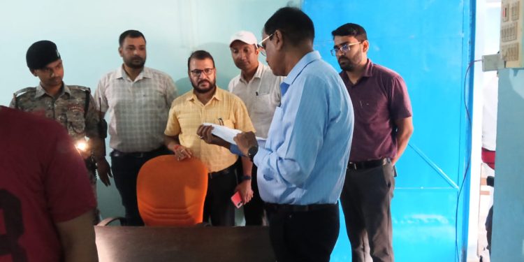 गोपालगंज डीएम पवन सिन्हा ने पंचदेवरी अंचल और प्रखंड कार्यालय का किया निरीक्षण