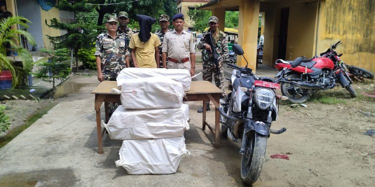 मधुबनी में 121.68 किलो गांजा बरामद, तस्कर गिरफ्तार:SSB और पुलिस का जॉइंट एक्शन, नेपाल से भारत तक गांजा तस्करी का खुलासा