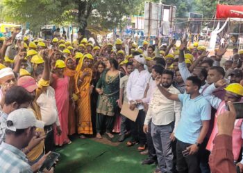 स्वच्छता कर्मी एवं स्वच्छता पर्यवेक्षक संघ ने जिलाधिकारी के माध्यम से मुख्यमंत्री को अपनी मांगों से संबंधित भेजा ज्ञापन