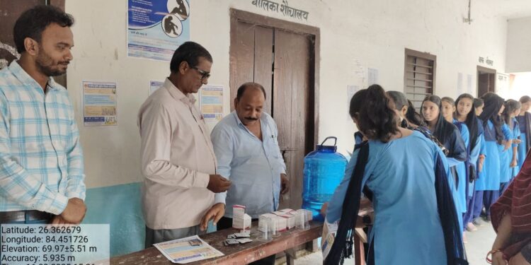 6 वर्ष से 19 वर्ष तक के स्कूली बच्चों को यूनिसेफ के द्वारा एल्बेंडाजोल की गोली खिलाई गई