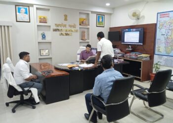 सामाजिक स्तर (चंदा )से क्रियान्वित दो योजनाओं को मनरेगा के माध्यम से भी क्रियान्वित किए जाने को अनियमितता की श्रेणी मानते हुए जिलाधिकारी द्वारा कार्रवाई करने का दिया गया आदेश।