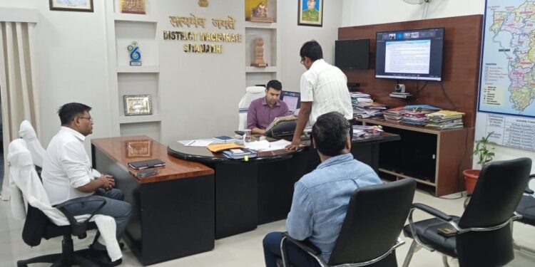 सामाजिक स्तर (चंदा )से क्रियान्वित दो योजनाओं को मनरेगा के माध्यम से भी क्रियान्वित किए जाने को अनियमितता की श्रेणी मानते हुए जिलाधिकारी द्वारा कार्रवाई करने का दिया गया आदेश।