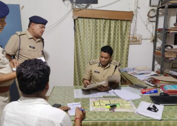 एसएसपी सारण द्वारा रात्रि में नगर थाना के लंबित कांडो की समीक्षा एवं औचक निरीक्षण : 52 पुराने काण्ड चिन्हित, शीघ्र निष्पादन का दिया लक्ष्य..