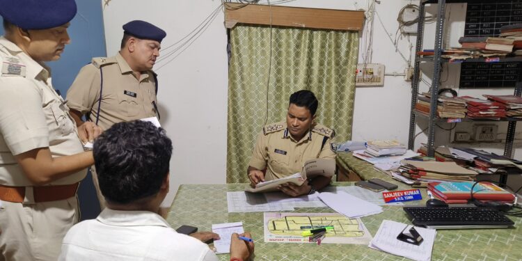 एसएसपी सारण द्वारा रात्रि में नगर थाना के लंबित कांडो की समीक्षा एवं औचक निरीक्षण : 52 पुराने काण्ड चिन्हित, शीघ्र निष्पादन का दिया लक्ष्य..