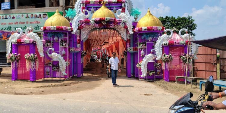बड़हरिया प्रखंड मुख्यालय से लेकर ग्रामीण क्षेत्रों माता दुर्गा की पूजा के लिए मंदिरों को सजाया गया