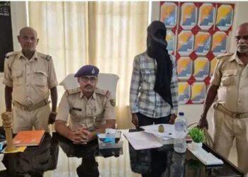 धनौती थानान्तर्गत अवैध हथियार बरामदः 01 अभियुक्त गिरफ्तार, अन्य के विरूद्ध छापामारी जारी….