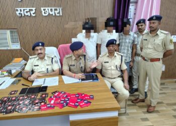 एसएसपी सारण का फेक फेसबुक प्रोफाइल बना कर ठगी करने वाले 04 साइबर अपराधी 124 सिम कार्ड के साथ भागलपुर एवं राजस्थान के अलवर से गिरफ्तार।