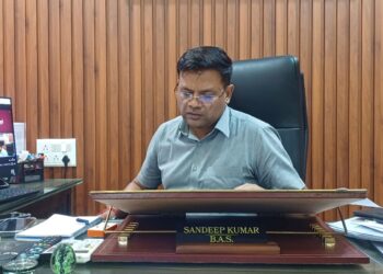 जिलाधिकारी श्री रिची पाण्डेय ने आज जिला परिवहन कार्यालय का औचक निरीक्षण किया। निरीक्षण के क्रम में उन्होंने कार्यालय की कार्यप्रणाली एवं जनसाधारण को उपलब्ध परिवहन सेवाओं की स्थिति का बारीकी से जायजा लिया।