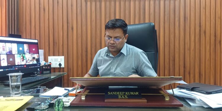 जिलाधिकारी श्री रिची पाण्डेय ने आज जिला परिवहन कार्यालय का औचक निरीक्षण किया। निरीक्षण के क्रम में उन्होंने कार्यालय की कार्यप्रणाली एवं जनसाधारण को उपलब्ध परिवहन सेवाओं की स्थिति का बारीकी से जायजा लिया।