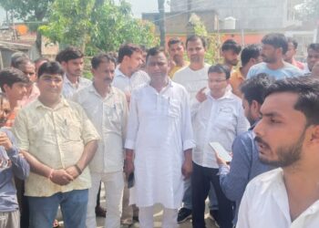 सिवान -मुखिया पति को हथौड़े से पीट कर निर्मम हत्या के बाद ग्रामीणों आक्रोशित ग्रामीणों ने बड़हरिया गोपालगंज सड़क किया घंटों जाम