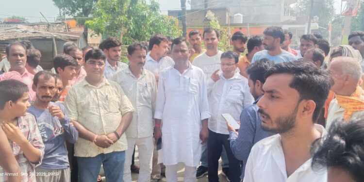 सिवान -मुखिया पति को हथौड़े से पीट कर निर्मम हत्या के बाद ग्रामीणों आक्रोशित ग्रामीणों ने बड़हरिया गोपालगंज सड़क किया घंटों जाम