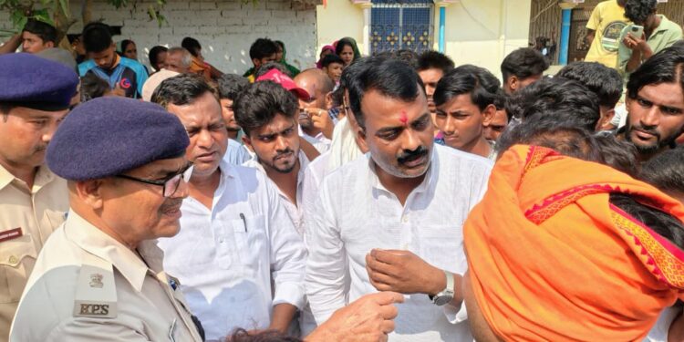 मुखिया पति हत्या केस में एक व्यक्ति को शक के आधार पर हिरासत में लेकर पुलिस कर रही है पूछ ताछ