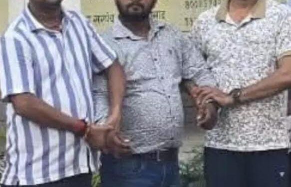 छपरा में जूनियर इंजीनियर रिश्वत लेते गिरफ्तार:सामुदायिक भवन, RTPS काउंटर के निर्माण को मांगी थी रकम , निगरानी विभाग ने 50 हजार रुपये लेते पकड़ा