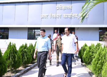 जिला पदाधिकारी श्री रिची पांडेय द्वारा अवर निबंधन कार्यालय, भूतही का औचक निरीक्षण