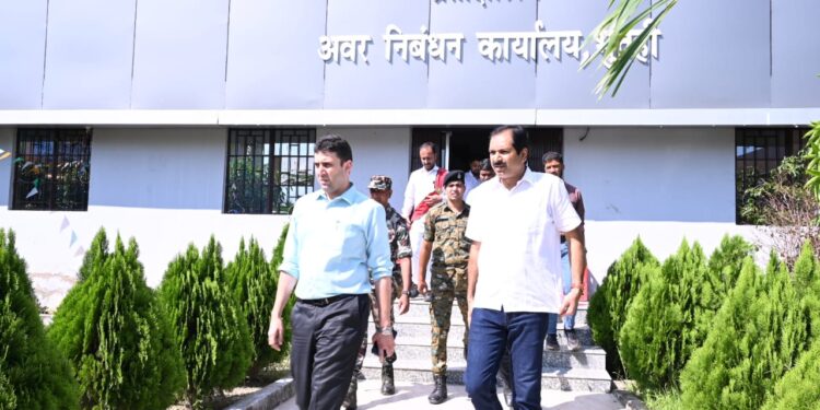 जिला पदाधिकारी श्री रिची पांडेय द्वारा अवर निबंधन कार्यालय, भूतही का औचक निरीक्षण