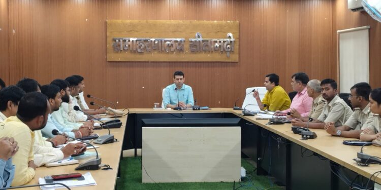 जिलाधिकारी सीतामढ़ी श्री रिची पांडेय की अध्यक्षता में आज विमर्श सभा कक्ष में जिला सड़क सुरक्षा समिति की बैठक की गई।