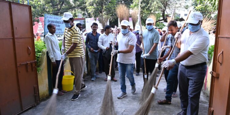 समाहरणालय परिसर के निकट सैनिटेशन पार्क रोड में उप विकास आयुक्त की अध्यक्षता में ‘एक दिन, एक घंटा, एक साथ श्रमदान’ कार्यक्रम का आयोजन