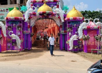 मनोकामना पूर्ण होने पर लोग करते हैं अनुष्ठान और भंडारा, मंदिर का गेट बना भक्तों के लिए आकर्षण का केंद्र