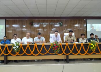 शांतिपूर्ण एवं सौहार्दपूर्ण दुर्गा पूजा आयोजन एवं इस अवसर पर विधि व्यवस्था संधारण के मद्देनजर जिलाधिकारी रिची पांडेय एवं पुलिस अधीक्षक श्री अमित रंजन के द्वारा की गई समीक्षात्मक बैठक