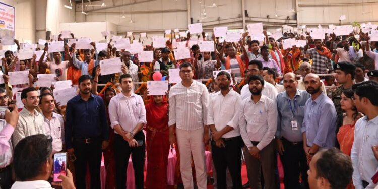 डॉ. भीमराव अंबेडकर समग्र सेवा अभियान के तहत अनुसूचित जाति/जनजाति भूमिहीन परिवारों को वासगीत पर्चा वितरण समारोह का हुआ आयोजन