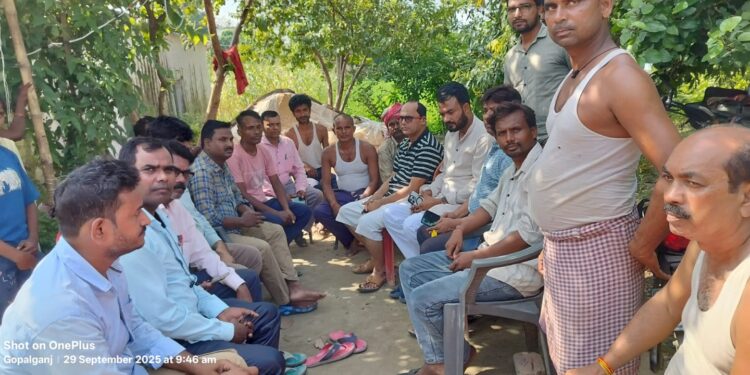 बड़हरिया प्रखंड के माधोपुर गांव के शिक्षक पुत्र विक्की का शव पहुंचते ही शव को देखने के लिए जुटी भीड़